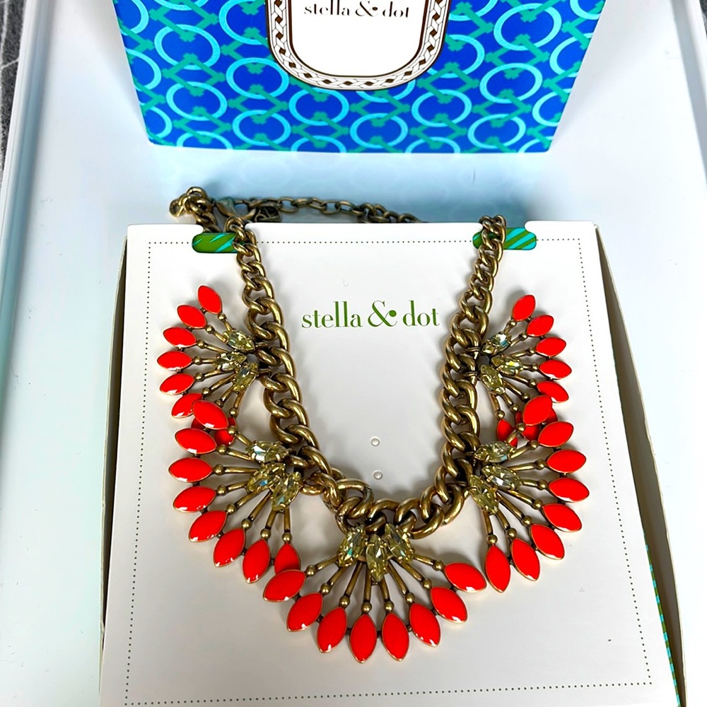 Stella & Dot Coral Cay Necklace
